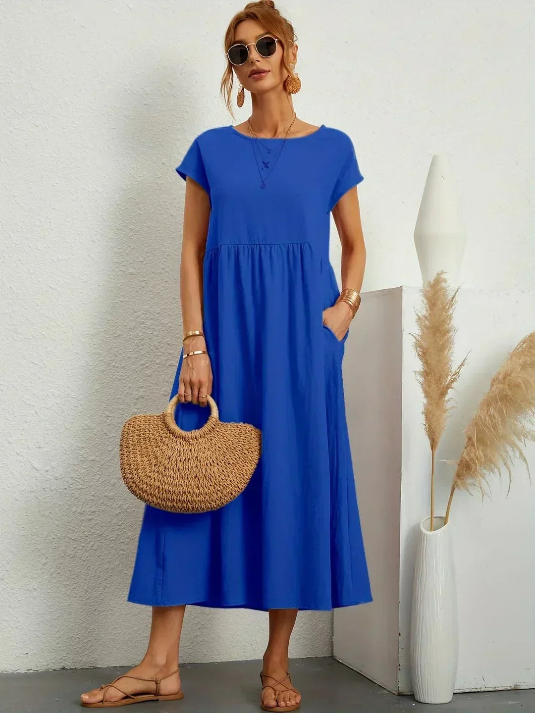 Vestido Irena de Warszawska Elegancja, diseño ligero y femenino, con detalles elegantes y corte favorecedor en color neutro.