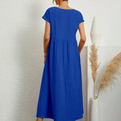 Vestido Irena de Warszawska Elegancja, ligero y femenino, con un diseño elegante y suave que realza la figura femenina.
