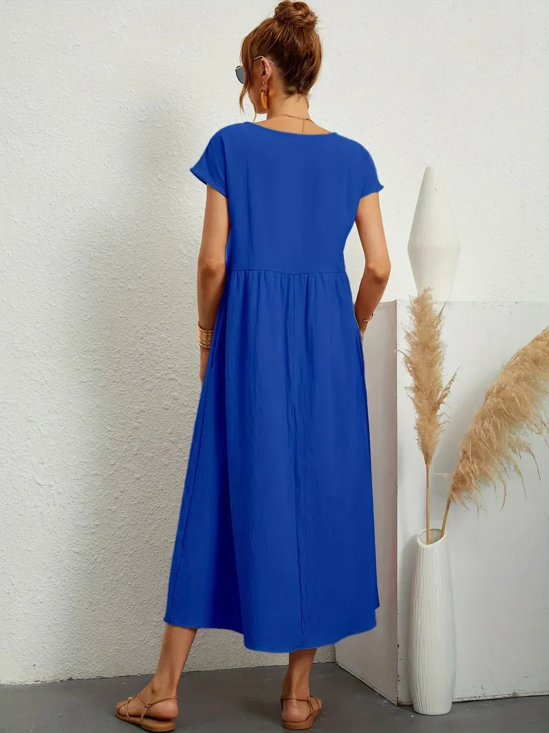 Vestido Irena de Warszawska Elegancja, ligero y femenino, con un diseño elegante y suave que realza la figura femenina.