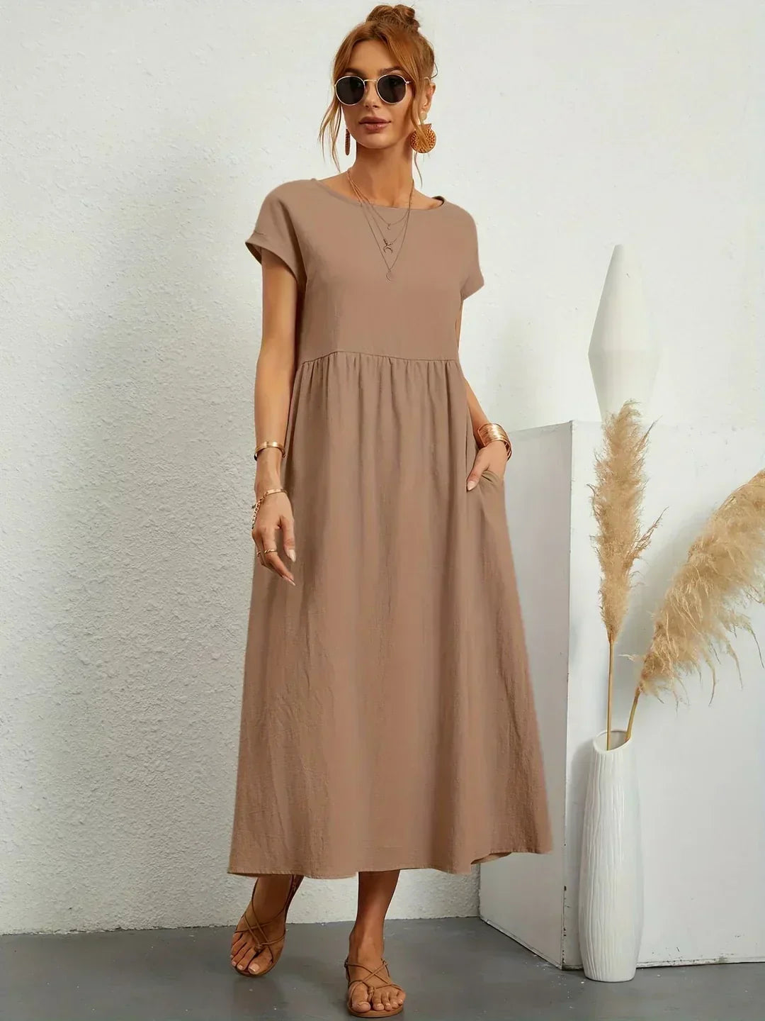 Vestido Irena de Warszawska Elegancja, con estilo ligero y femenino, muestra el diseño y la tela en la imagen.