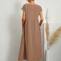 Vestido Irena de Warszawska Elegancja, suave y femenino, con detalles elegantes y un estilo ligero para ocasiones especiales.