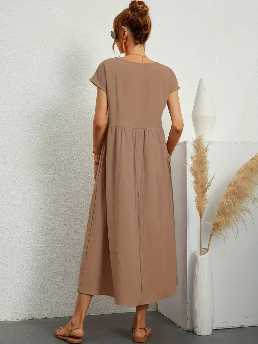 Vestido Irena de Warszawska Elegancja, suave y femenino, con detalles elegantes y un estilo ligero para ocasiones especiales.