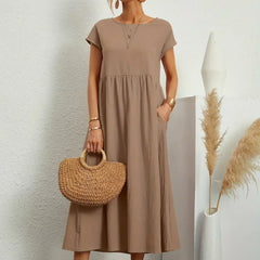 Vestido Irena de Warszawska Elegancja, con diseño femenino y ligero, mostrando la prenda en color suave y corte elegante.