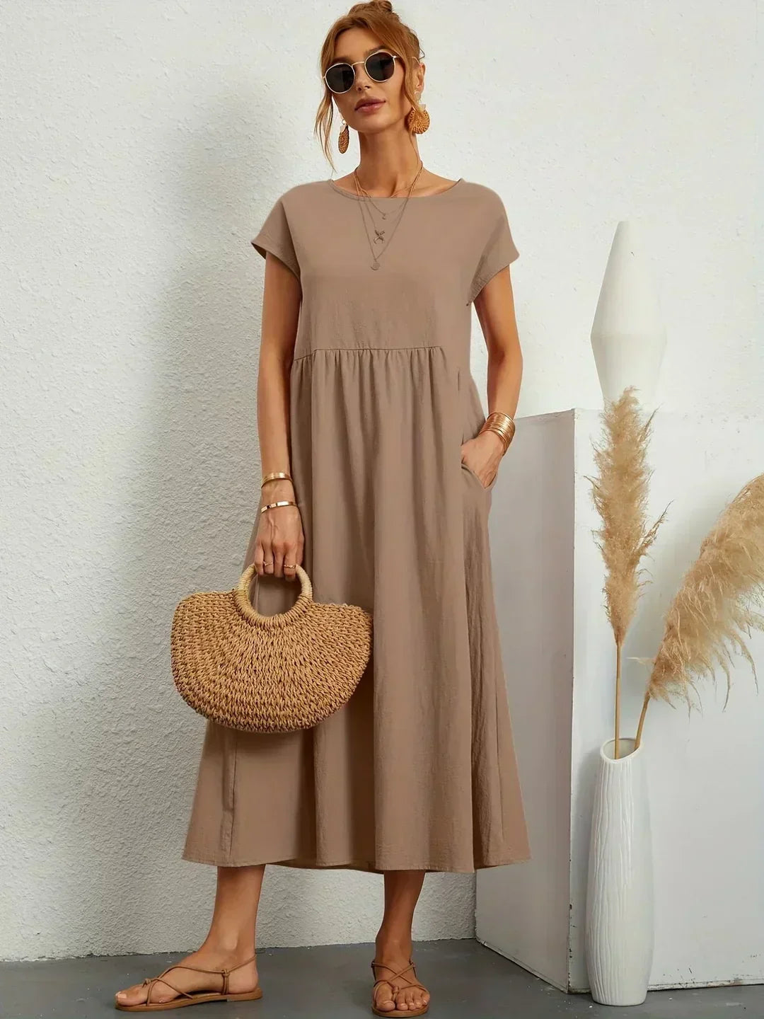 Vestido Irena de Warszawska Elegancja, con diseño femenino y ligero, mostrando la prenda en color suave y corte elegante.