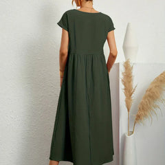 Vestido Irena de Warszawska Elegancja, con estilo ligero y femenino, mostrado en una imagen con detalles elegantes y modernos.