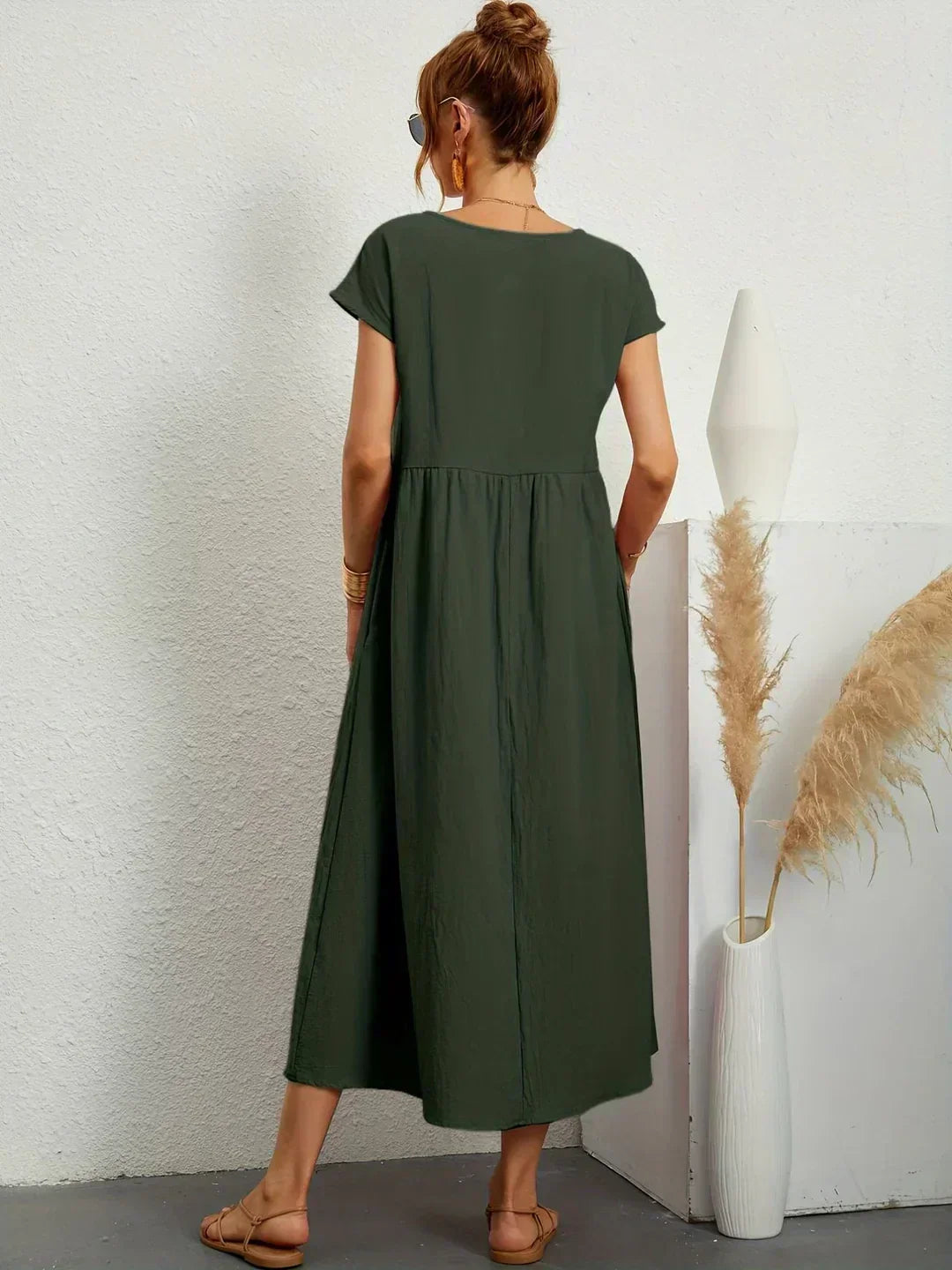 Vestido Irena de Warszawska Elegancja, con estilo ligero y femenino, mostrado en una imagen con detalles elegantes y modernos.