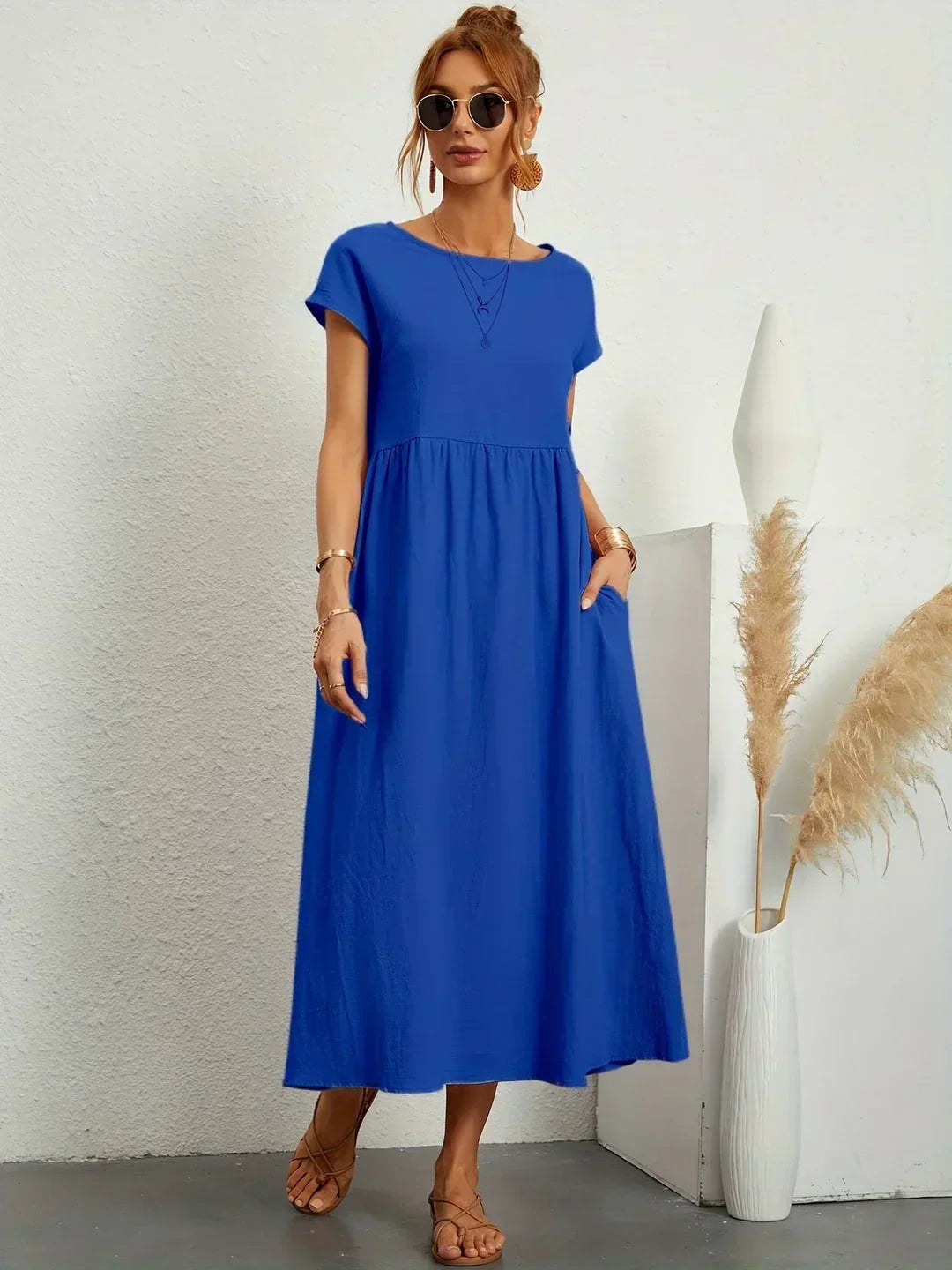 Vestido Irena de Warszawska Elegancja, estilo ligero y femenino, muestra un diseño elegante y cómodo para cualquier ocasión.