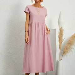 Vestido Irena de Warszawska Elegancja, con estilo ligero y femenino, mostrando su diseño elegante y tela suave.