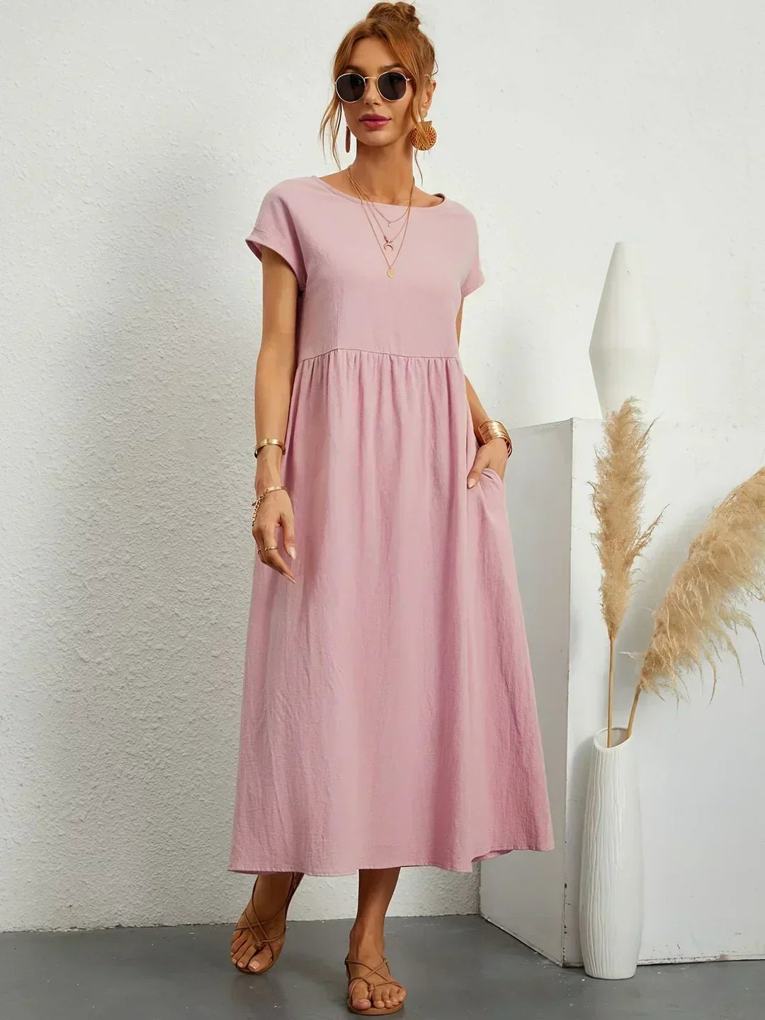 Vestido Irena de Warszawska Elegancja, con estilo ligero y femenino, mostrando su diseño elegante y tela suave.