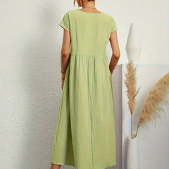 Vestido Irena de Warszawska Elegancja, ligero y femenino, con diseño elegante y detalles que resaltan la figura femenina.