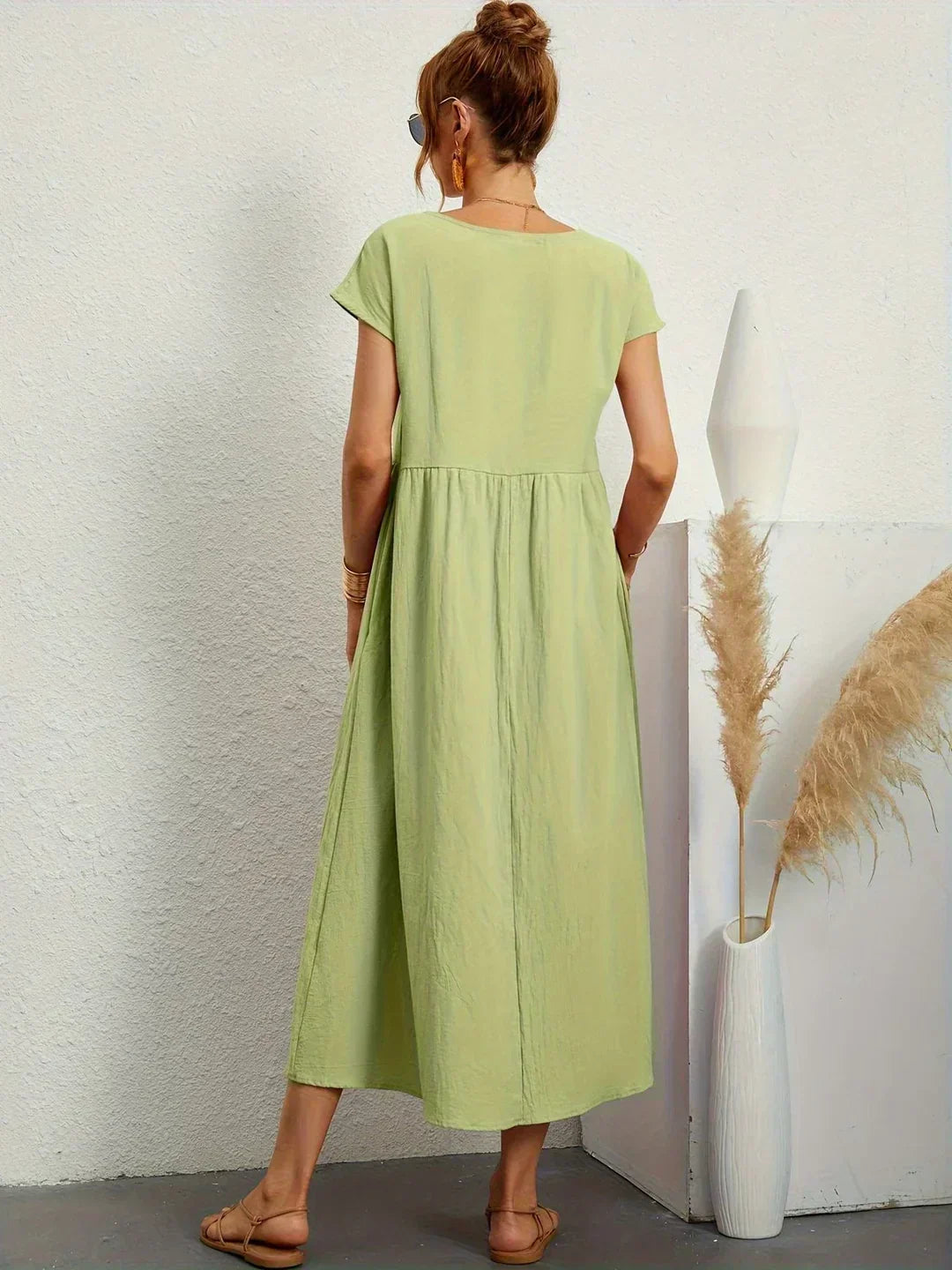 Vestido Irena de Warszawska Elegancja, ligero y femenino, con diseño elegante y detalles que resaltan la figura femenina.