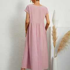 Vestido Irena de Warszawska Elegancja, elegante y ligero, con diseño que realza la figura femenina, en tono suave.