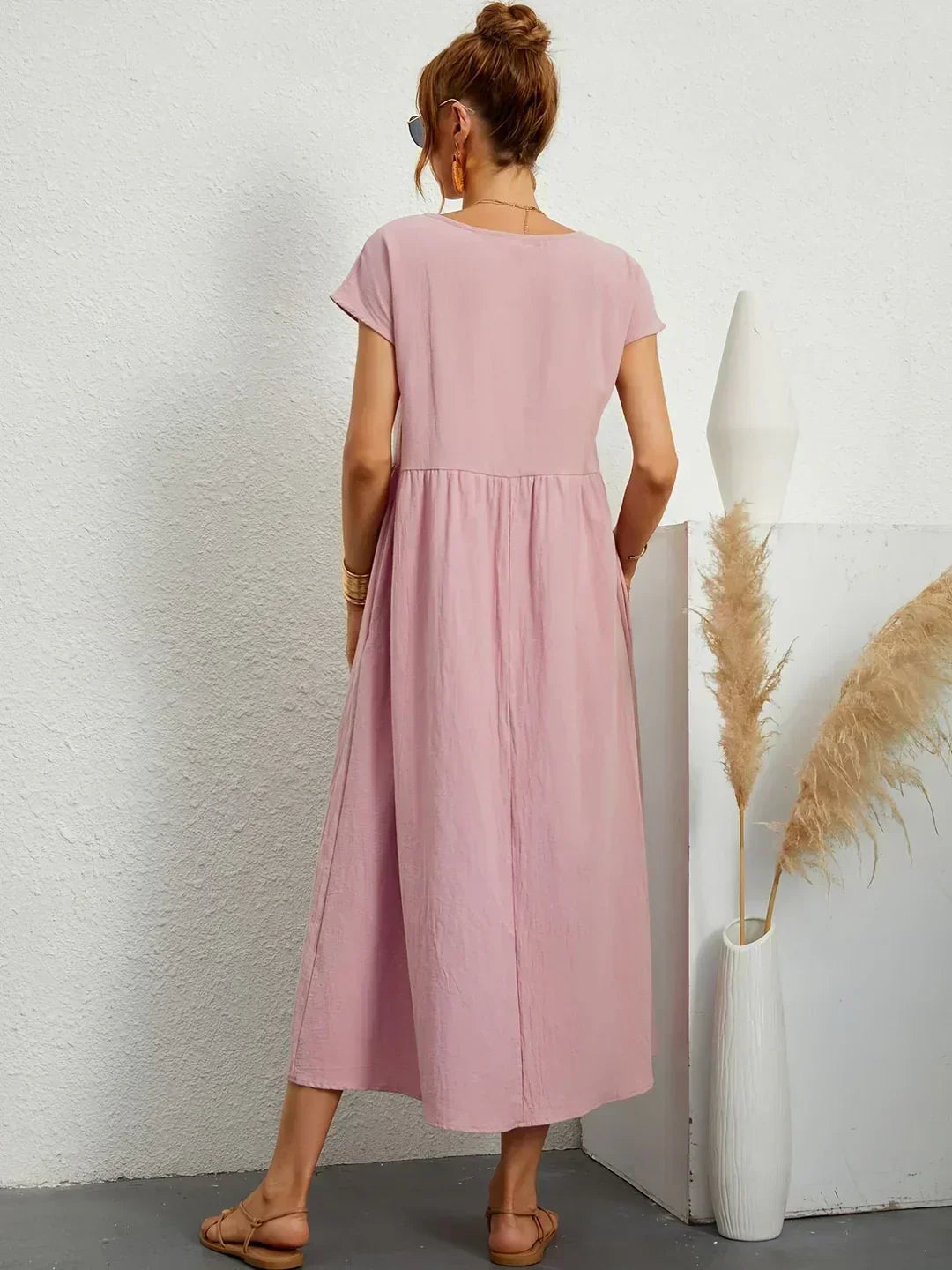 Vestido Irena de Warszawska Elegancja, elegante y ligero, con diseño que realza la figura femenina, en tono suave.