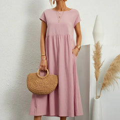 Vestido Irena de Warszawska Elegancja, elegante y ligero, muestra el diseño femenino y cómodo de la prenda en color suave.