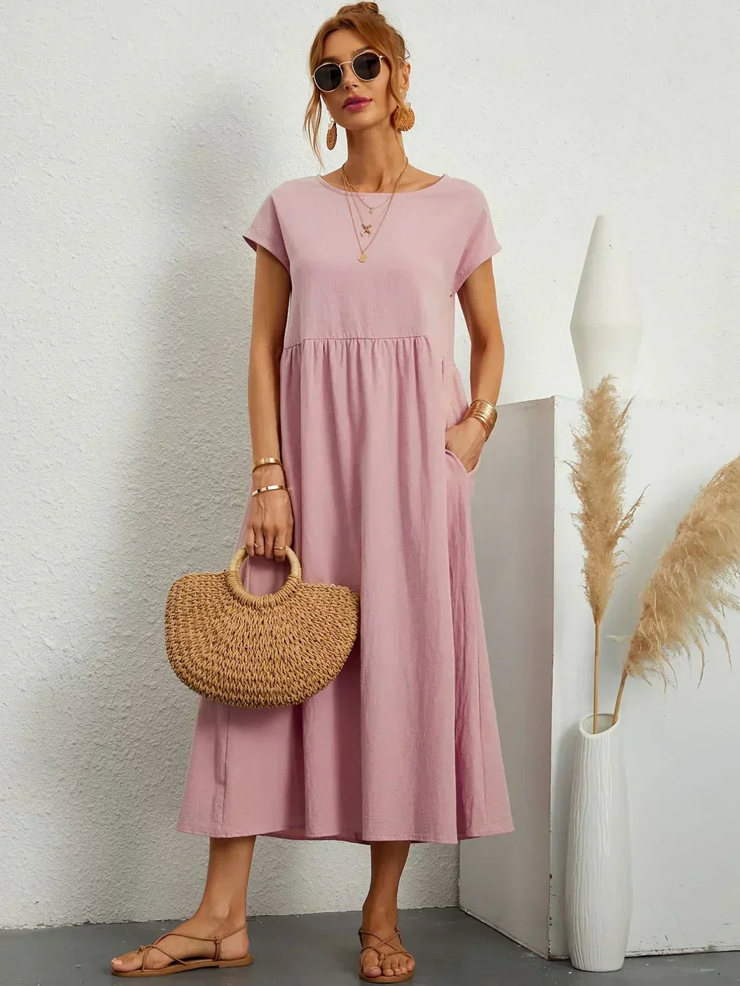Vestido Irena de Warszawska Elegancja, elegante y ligero, muestra el diseño femenino y cómodo de la prenda en color suave.
