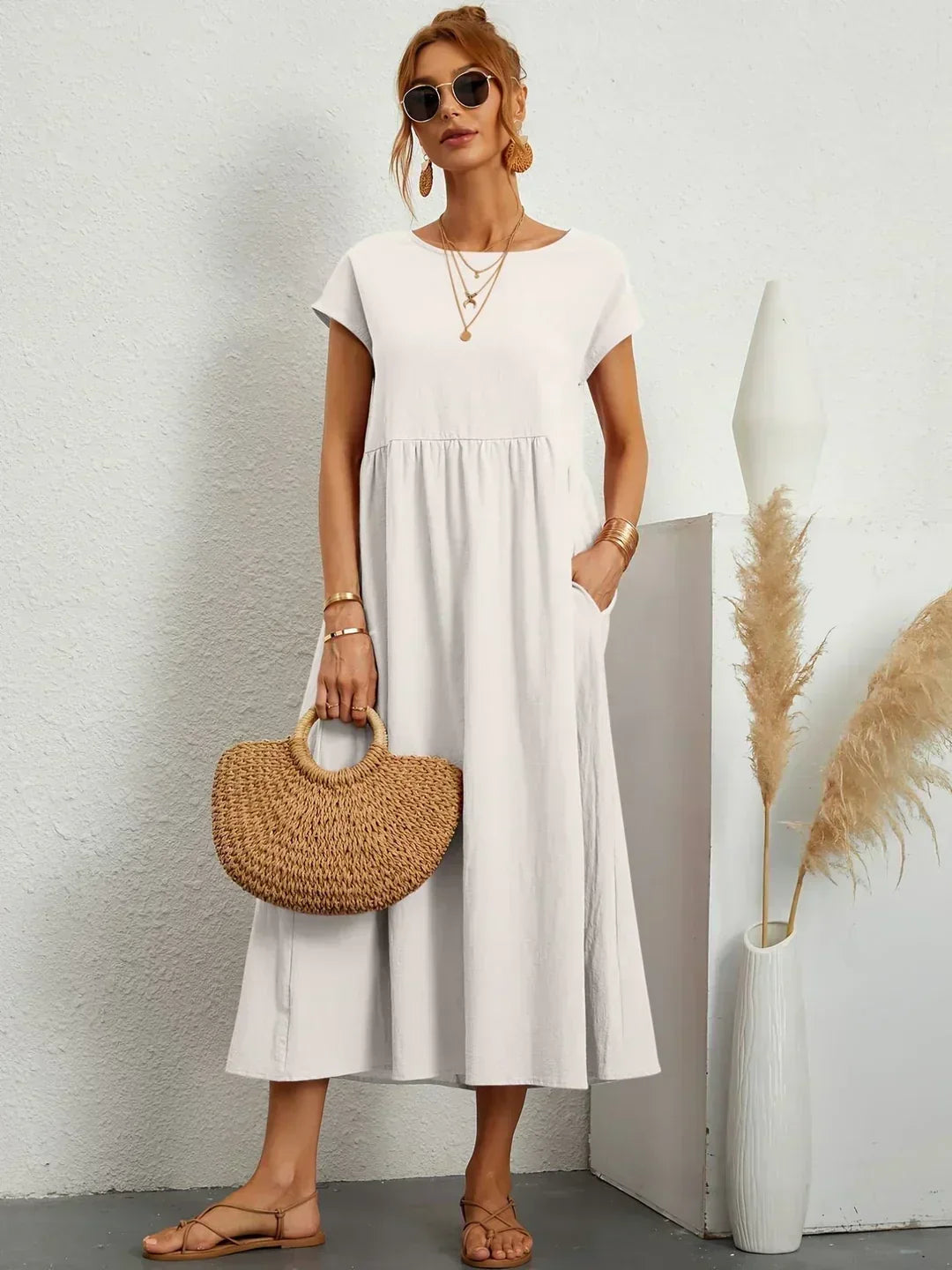 Vestido Irena de Warszawska Elegancja, con corte elegante y femenino, mostrando su diseño ligero y cómodo para lucir con estilo.