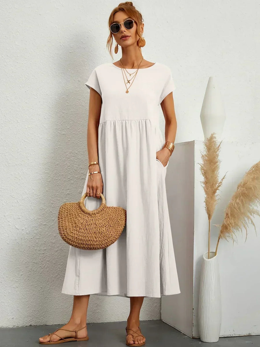 Vestido Irena de Warszawska Elegancja, con corte elegante y femenino, mostrando su diseño ligero y cómodo para lucir con estilo.