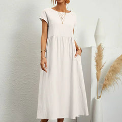 Vestido Irena de Warszawska Elegancja, con diseño ligero y femenino, mostrando el estilo elegante y cómodo en la imagen.
