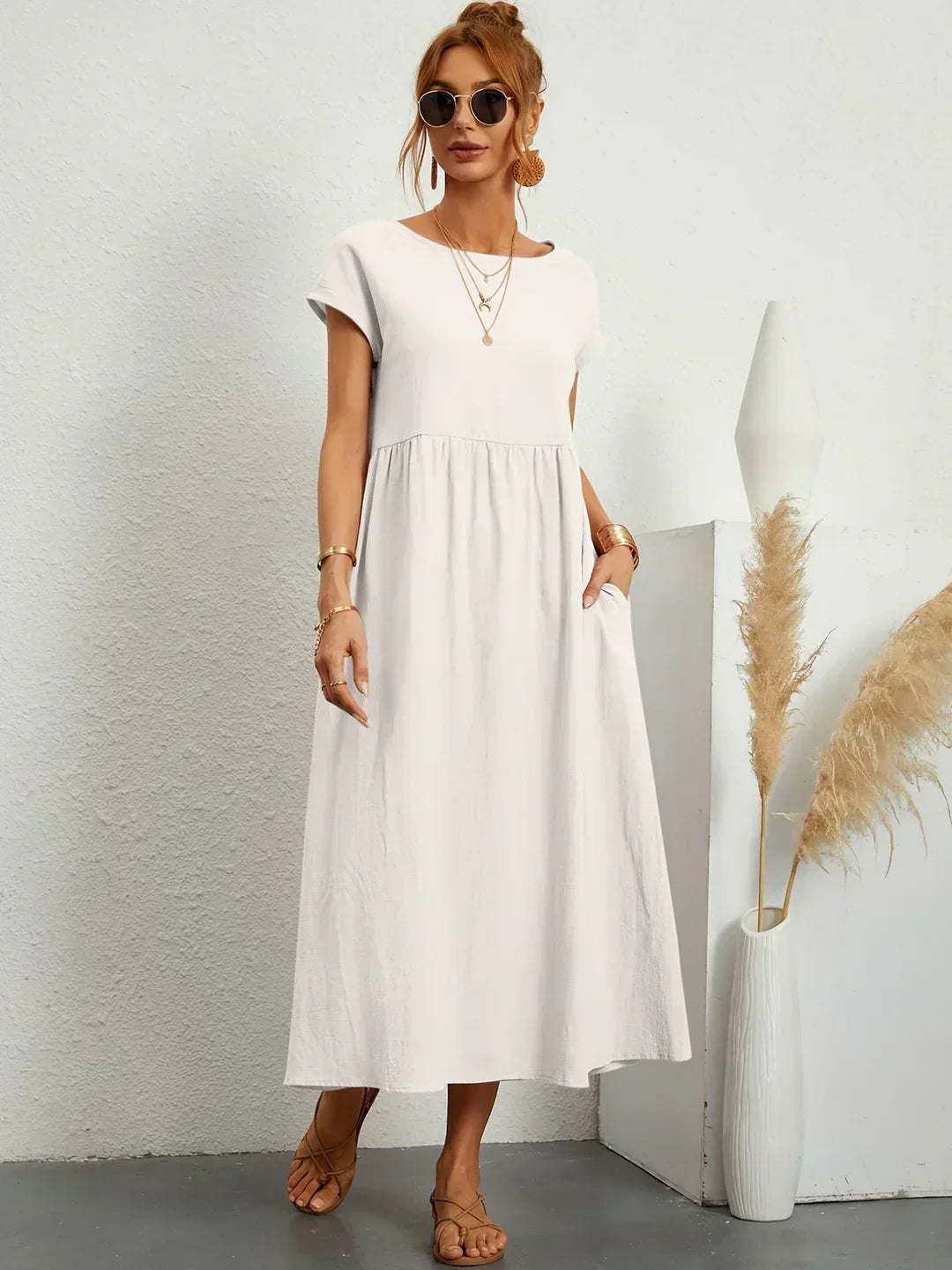 Vestido Irena de Warszawska Elegancja, con diseño ligero y femenino, mostrando el estilo elegante y cómodo en la imagen.