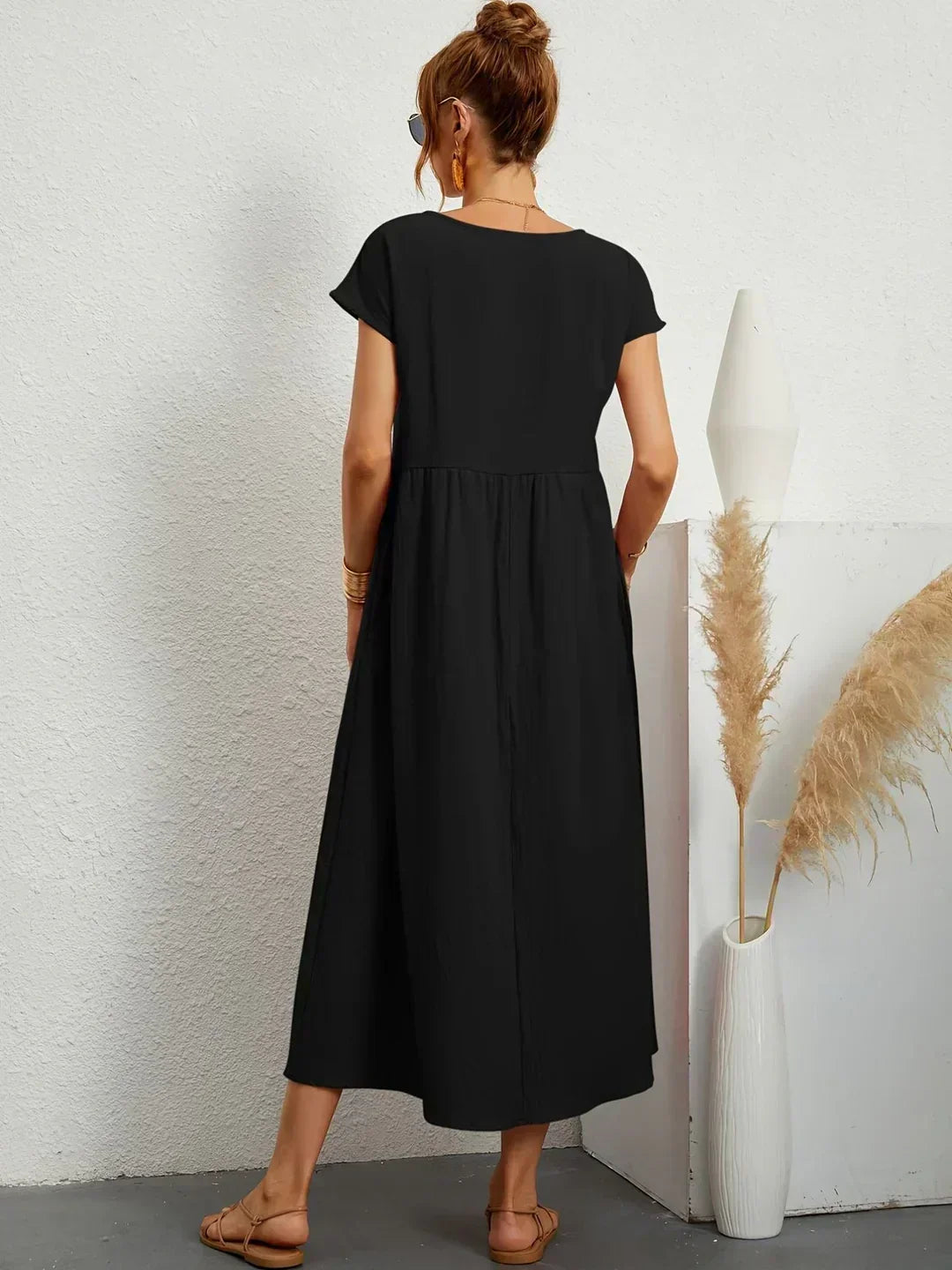 Vestido Irena de Warszawska Elegancja, con diseño ligero y femenino, mostrando su corte elegante y tejido suave.