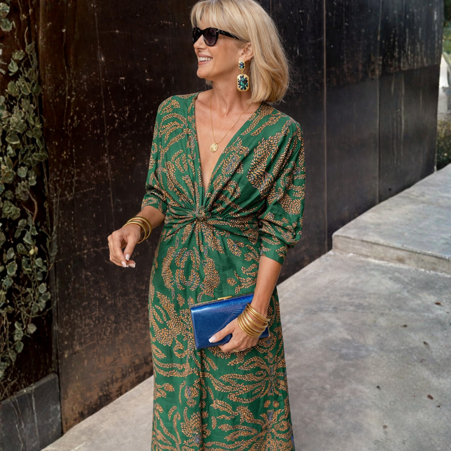 Vestido maxi boho para mujer Grażyna de Warszawska Elegancja, con estilo ligero y fluido en tonos suaves.