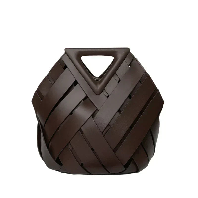 Bolsa elegante Niva de piel vegana en color marrón, diseñada por Warszawska Elegancja, con detalles sofisticados y acabado de calidad