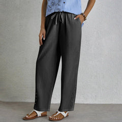 Pantalones relajados Shania de Warszawska Elegancja con botones, estilo cómodo y casual, en color neutro, vista frontal.