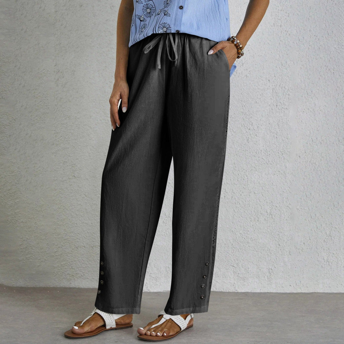 Pantalones relajados Shania de Warszawska Elegancja con botones, estilo cómodo y casual, en color neutro, vista frontal.