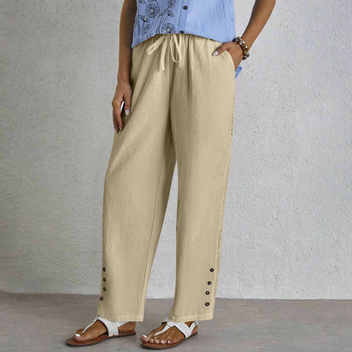Pantalones relajados Shania de Warszawska Elegancja con botones, vista frontal de los pantalones en color neutro.