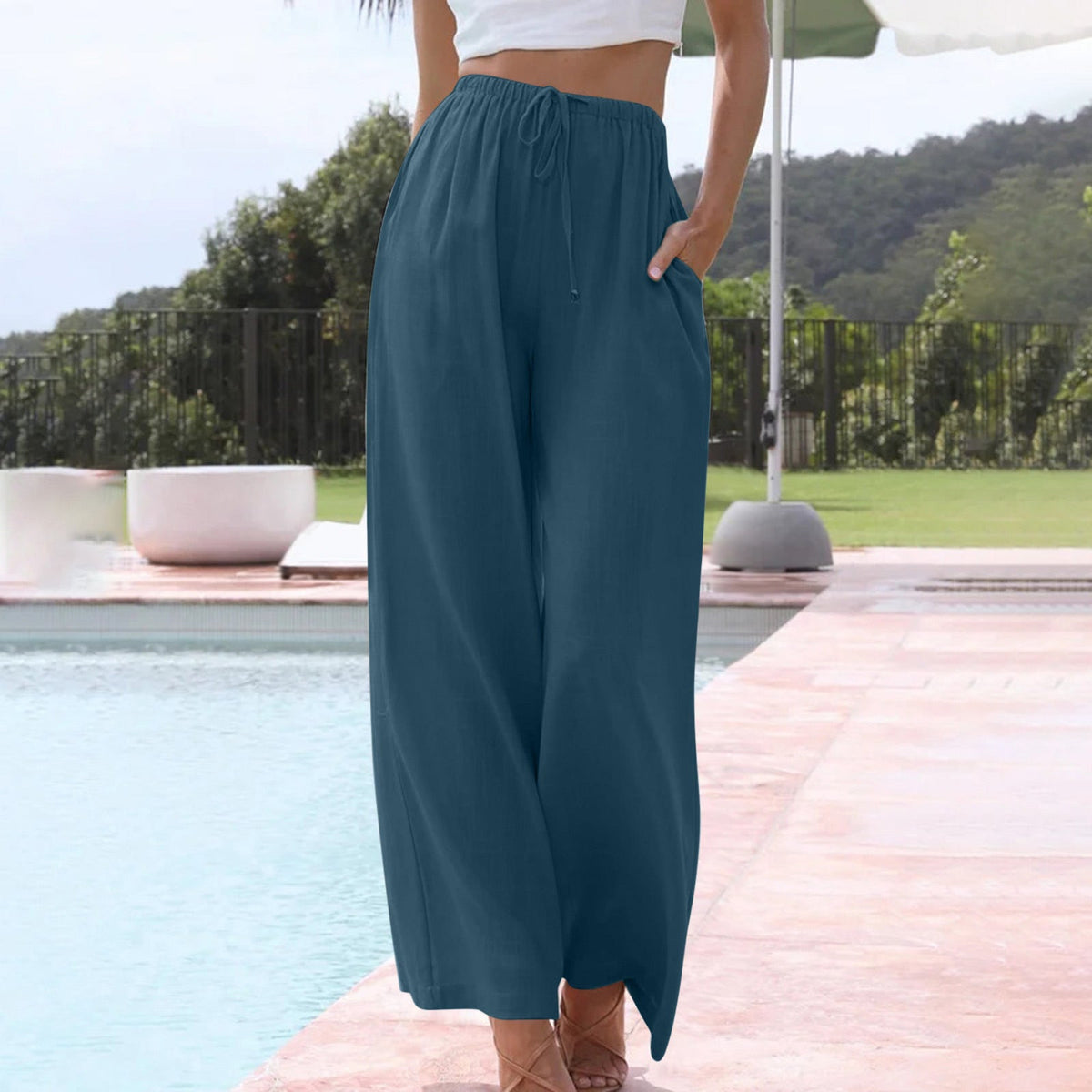 Pantalones cortos elegantes Vivian de Warszawska Elegancja, ropa de verano con estilo y comodidad, vista frontal en color neutro