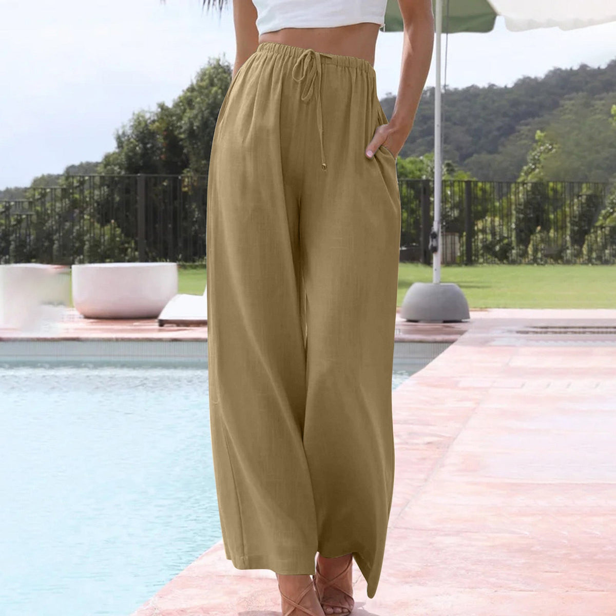 Pantalones cortos elegantes Vivian de Warszawska Elegancja en color neutro, ideales para verano y eventos casuales.