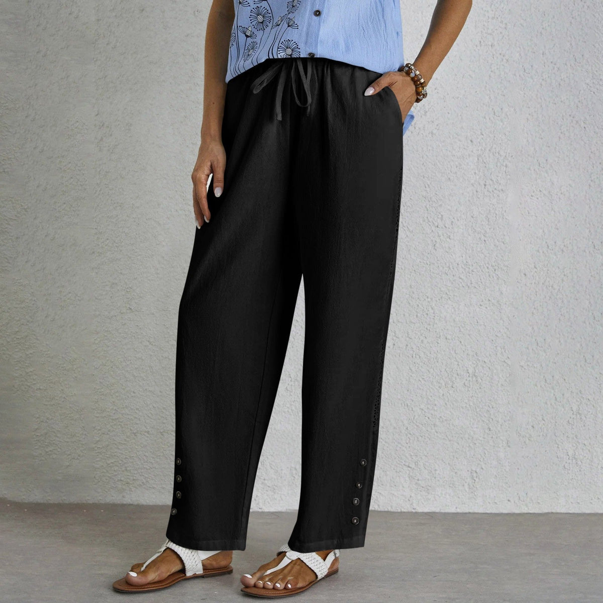 Pantalones relajados Shania de Warszawska Elegancja con botones, estilo casual y cómodo para mujer.