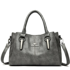 Bolso bandolera de cuero suave Lena de Warszawska Elegancja, con diseño elegante y detalles en cuero en color neutro.