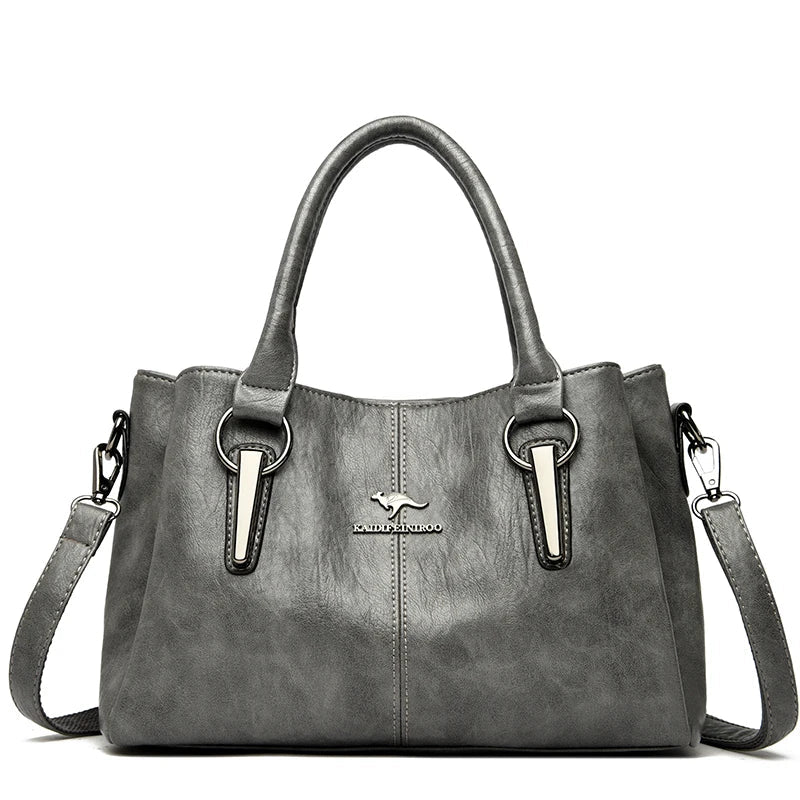 Bolso bandolera de cuero suave Lena de Warszawska Elegancja, con diseño elegante y detalles en cuero en color neutro.