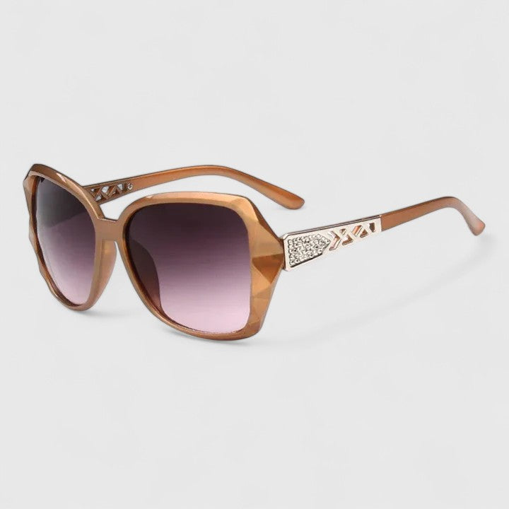 Gafas de sol sofisticadas Avalynne de Warszawska Elegancja, con montura elegante y cristales oscuros en imagen clara.