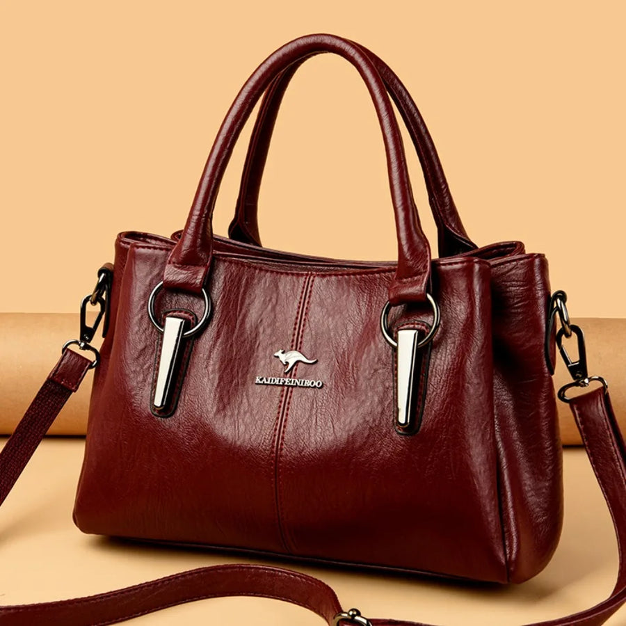 Bolso bandolera de cuero suave Lena de Warszawska Elegancja, con diseño elegante y detalles en cuero de alta calidad.
