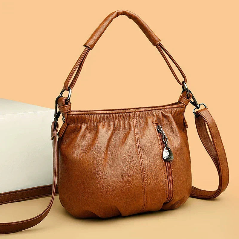Bolso moderno Katarzyna de Warszawska Elegancja, con diseño multicapas en cuero suave y detalles elegantes.
