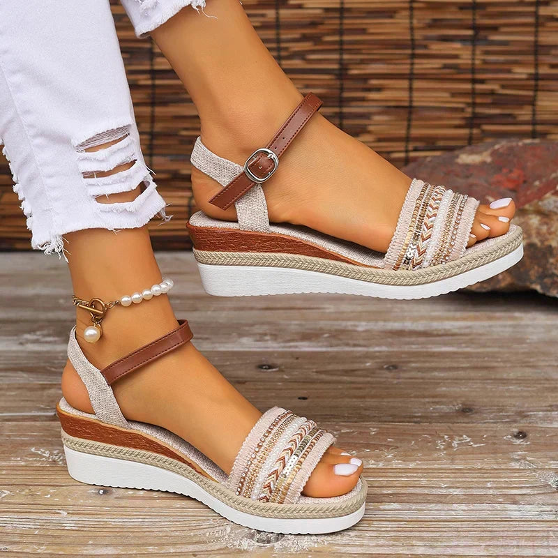 Sandalias casuales de verano Dixie de Warszawska Elegancja, con diseño cómodo y elegante, en color neutro.