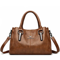 Bolso bandolera de cuero suave Lena de Warszawska Elegancja, con diseño elegante y compartimentos prácticos.