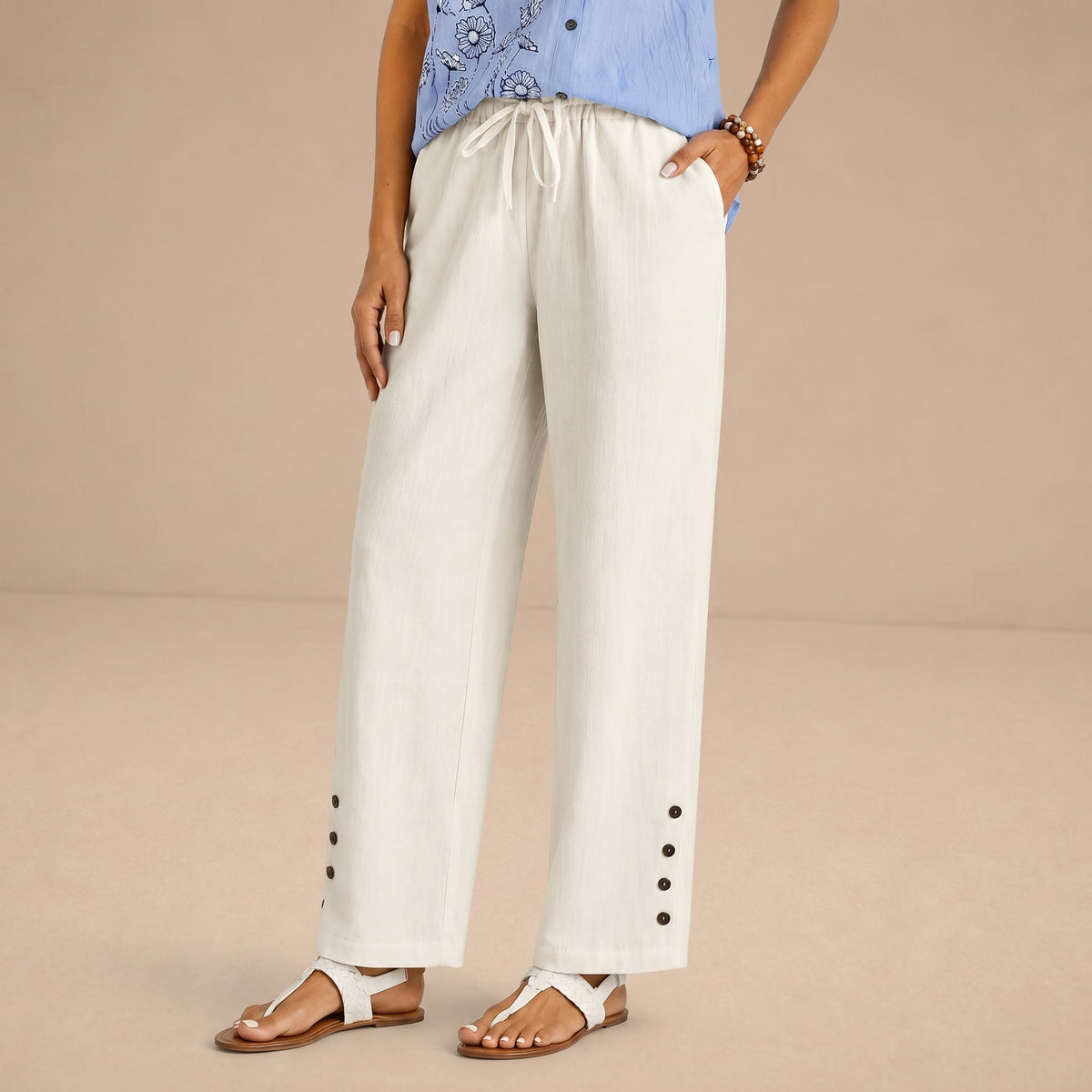 Pantalones relajados Shania de Warszawska Elegancja con botones, estilo casual y cómodo, en color neutro.