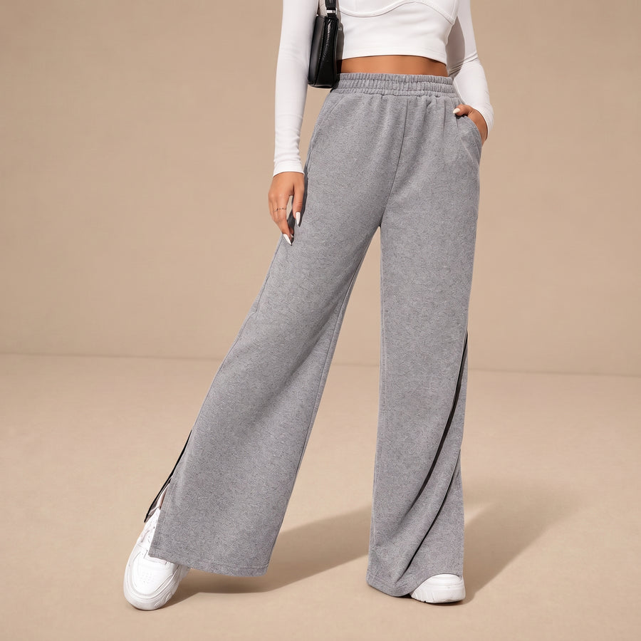 Pantalones cómodos Nahla de Warszawska Elegancja,Ideal para tiempo libre, en color neutro y corte relajado.