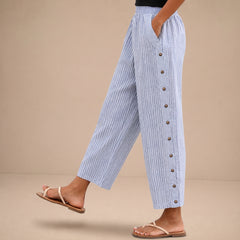Pantalones a rayas con botones de la marca Warszawska Elegancja, estilo moderno y elegante, con cinturilla ajustada y bolsillos.