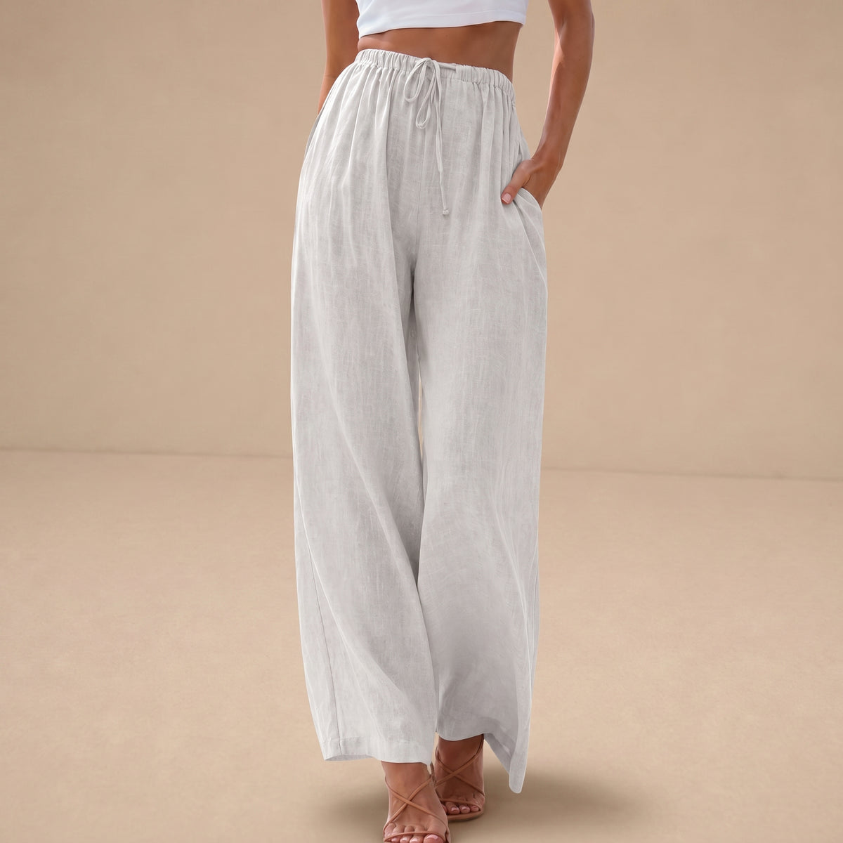 Pantalones cortos de verano Vivian de Warszawska Elegancja, estilo elegante y cómodo, en color claro y diseño moderno.