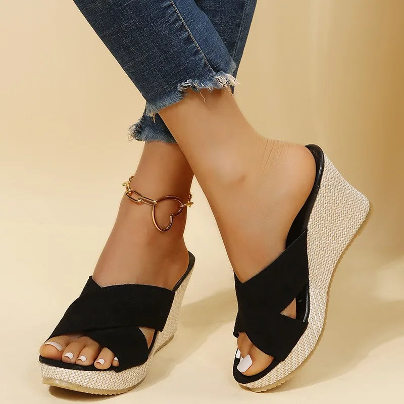 Sandalias elegantes de tacón con plataforma Jevie de Warszawska Elegancja, en color neutro y diseño sofisticado.