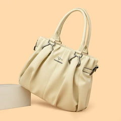 Bolsa cruzada diaria Lucyna de Warszawska Elegancja, en cuero negro con correa ajustable y diseño elegante.
