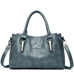 Bolso bandolera de cuero suave Lena de Warszawska Elegancja, con correa ajustable y diseño elegante en color neutro.