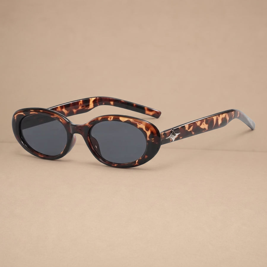 Gafas de sol elegantes Seame Clint de Warszawska Elegancja, con montura moderna y cristales oscuros, en fondo neutro