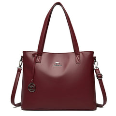 Maleta de viaje Wiktoria de Warszawska Elegancja, en color negro con detalles elegantes y asas resistentes.