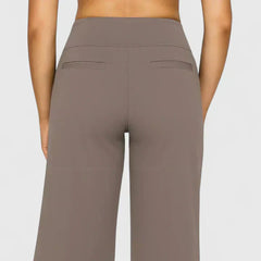 Pantalones elegantes Ame de Warszawska Elegancja, vista trasera, en color oscuro, con corte ajustado y detalles finos.
