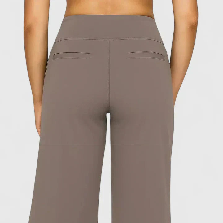 Pantalones elegantes Ame de Warszawska Elegancja, vista trasera, en color oscuro, con corte ajustado y detalles finos.
